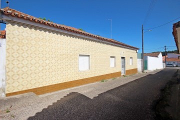House 4 Bedrooms in Vale de Santarém