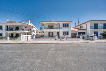 House 4 Bedrooms in Almeirim