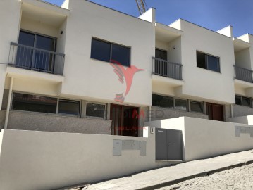 House 3 Bedrooms in Telões