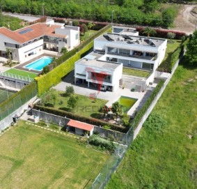 House 8 Bedrooms in Barco