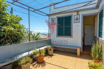 House 3 Bedrooms in Canhas