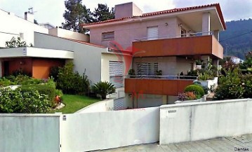 House 4 Bedrooms in Carreço