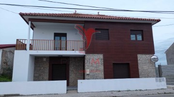 House 4 Bedrooms in Bárrio