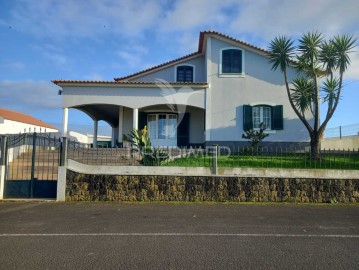 House 4 Bedrooms in Fontinhas