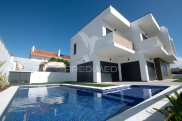 House 3 Bedrooms in Corroios