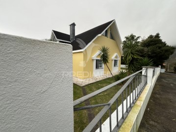 House 4 Bedrooms in Urzelina (São Mateus)