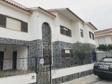 House 5 Bedrooms in União Freguesias Santa Maria, São Pedro e Matacães