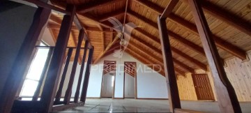 House 4 Bedrooms in Santo António