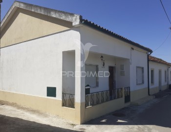 House 3 Bedrooms in Azoia de Cima e Tremês