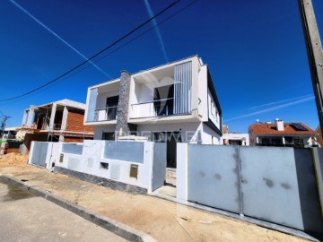 House 4 Bedrooms in Fernão Ferro