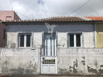 House 2 Bedrooms in Angra (Santa Luzia)