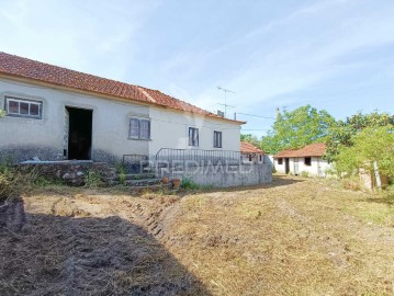 House 4 Bedrooms in Gondemaria e Olival