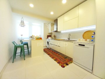 Apartment 4 Bedrooms in Almada, Cova da Piedade, Pragal e Cacilhas