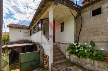 House 3 Bedrooms in Serzedo e Calvos