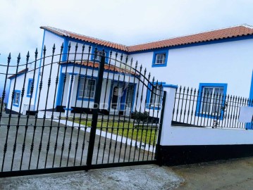 House 4 Bedrooms in Santa Bárbara