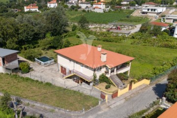 House 5 Bedrooms in Torre e Portela