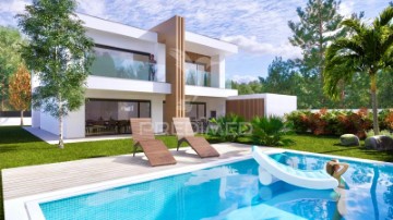 House 4 Bedrooms in Charneca de Caparica e Sobreda