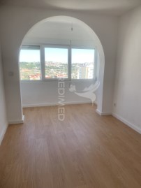 Appartement 2 Chambres à Santo António dos Cavaleiros e Frielas