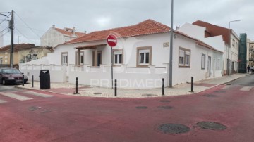 House 2 Bedrooms in Santo Onofre e Serra do Bouro