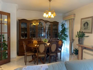 Apartment 5 Bedrooms in Almada, Cova da Piedade, Pragal e Cacilhas