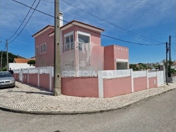 House 4 Bedrooms in Charneca de Caparica e Sobreda