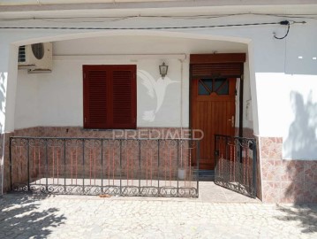 House 3 Bedrooms in Pias