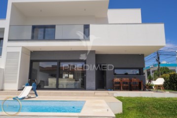 House 4 Bedrooms in Ramada e Caneças