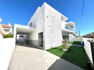 House 4 Bedrooms in Nossa Senhora de Fátima