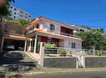 House 3 Bedrooms in Santa Cruz