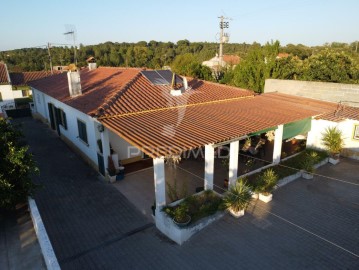 House 4 Bedrooms in Pego