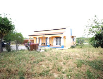 House 3 Bedrooms in Moncarapacho e Fuseta