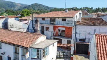 House 4 Bedrooms in Vila Nova