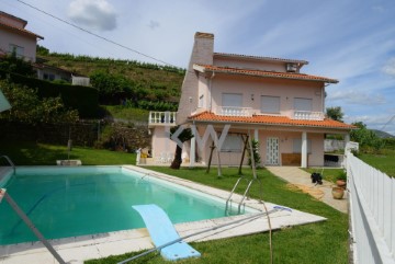 House 4 Bedrooms in Peso da Régua e Godim