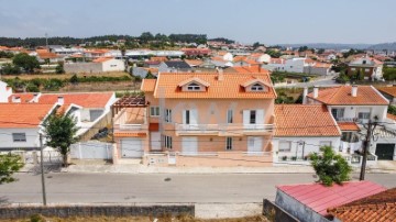 Building in Valado dos Frades