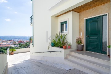 House 4 Bedrooms in Santo António dos Olivais