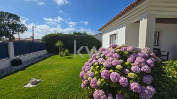 House 4 Bedrooms in Marinha Grande