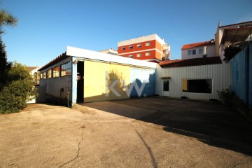 Bâtiment industriel / entrepôt à Eiras e São Paulo de Frades