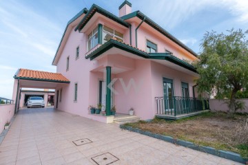 House 4 Bedrooms in Gafanha do Carmo