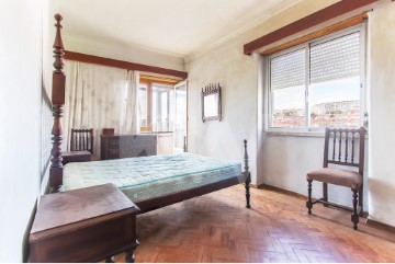 Apartment 4 Bedrooms in Queluz e Belas