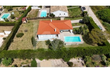 House 4 Bedrooms in Aljezur