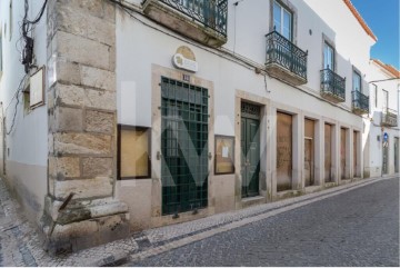 Building in Romeira e Várzea