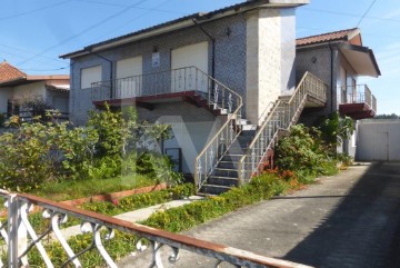 House 4 Bedrooms in Esgueira