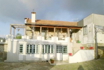 House 3 Bedrooms in Chave