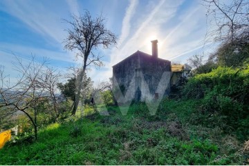 House 3 Bedrooms in Silva Escura e Dornelas