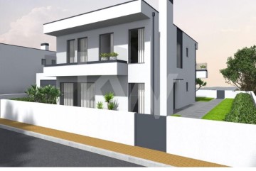 House 4 Bedrooms in Eixo e Eirol