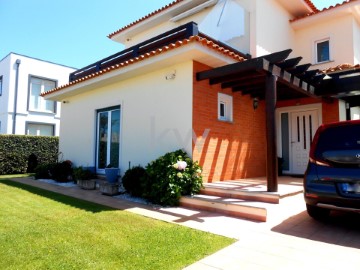 House 4 Bedrooms in Gafanha da Boa Hora