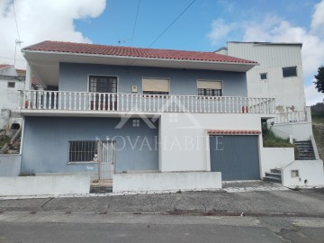 House 4 Bedrooms in Maxial e Monte Redondo