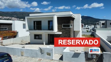 House 4 Bedrooms in Covilhã e Canhoso