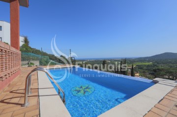 House 4 Bedrooms in Mas Carbo