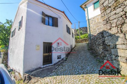 House 4 Bedrooms in Fornelo do Monte